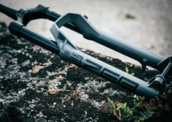 ROCKSHOX Fourche Zeb Ultimate 29'' Charger 3 RC2 DebonAir+ Déport 44mm 180mm 2023 9 ROCKSHOX Fourche Zeb Ultimate 29'' Charger 3 RC2 DebonAir+ Déport 44mm 180mm 2023 -SRAM Soldes rockshox fourche zeb ultimate 29 charger 3 rc2 debonair deport 44mm 180mm 2023 4