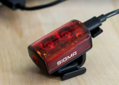 SIGMA Buster 80 RL éclairage Arrière USB / LED 7h D'autonomie -SRAM Soldes sigma buster 80 rl eclairage arriere usb led 7h d autonomie 7